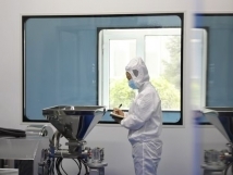 不負(fù)秋日好時(shí)光 ，亞歐廠里生產(chǎn)忙， 機(jī)器轟鳴干勁足，熱火朝天普新章！